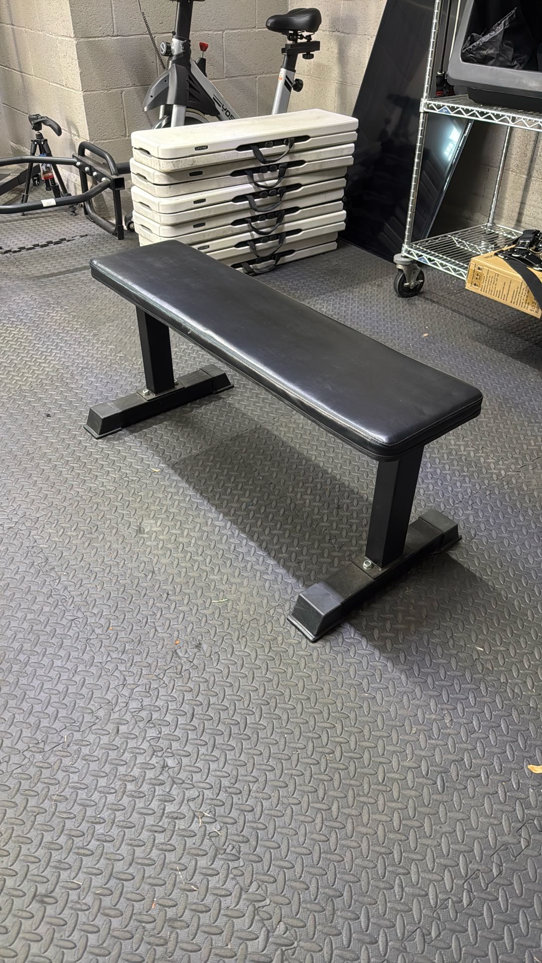 Heavy-duty flat weight bench