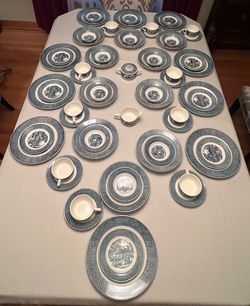 10 Currier & Ives - 6 piece place settings.