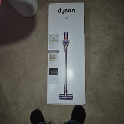 DYSON V8