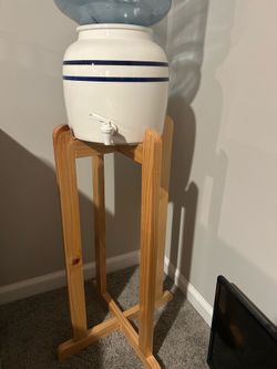 Water stand + crock
