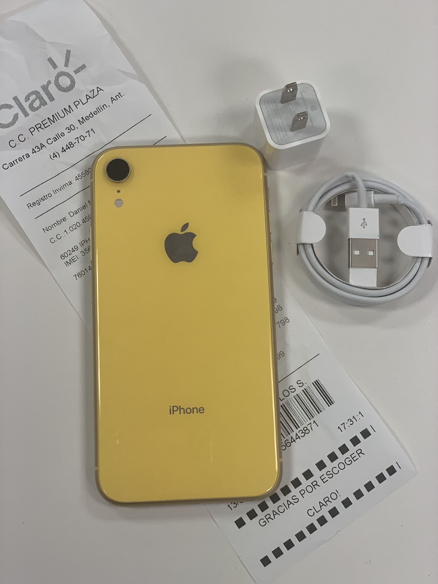 Iphone XR unlocked only 1 month used