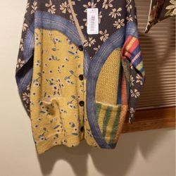Ladies Unique Soft Sweater.  Size M