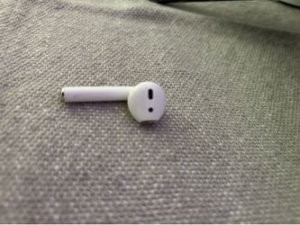 AirPods second generation left side