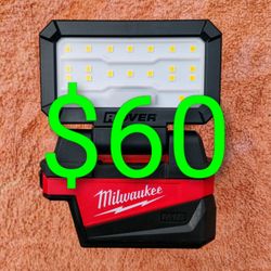 Milwaukee Compact Folding Task Light w/USB