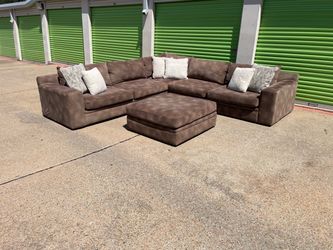 Free Delivery - Nice Modern Sectional Set