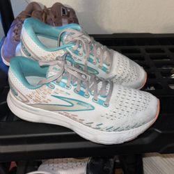Brooks Size 9 Women's 