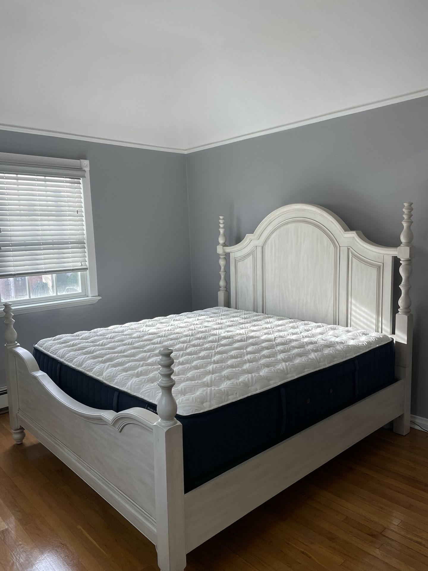 Raymour & Flanigan King Size Bedroom Set