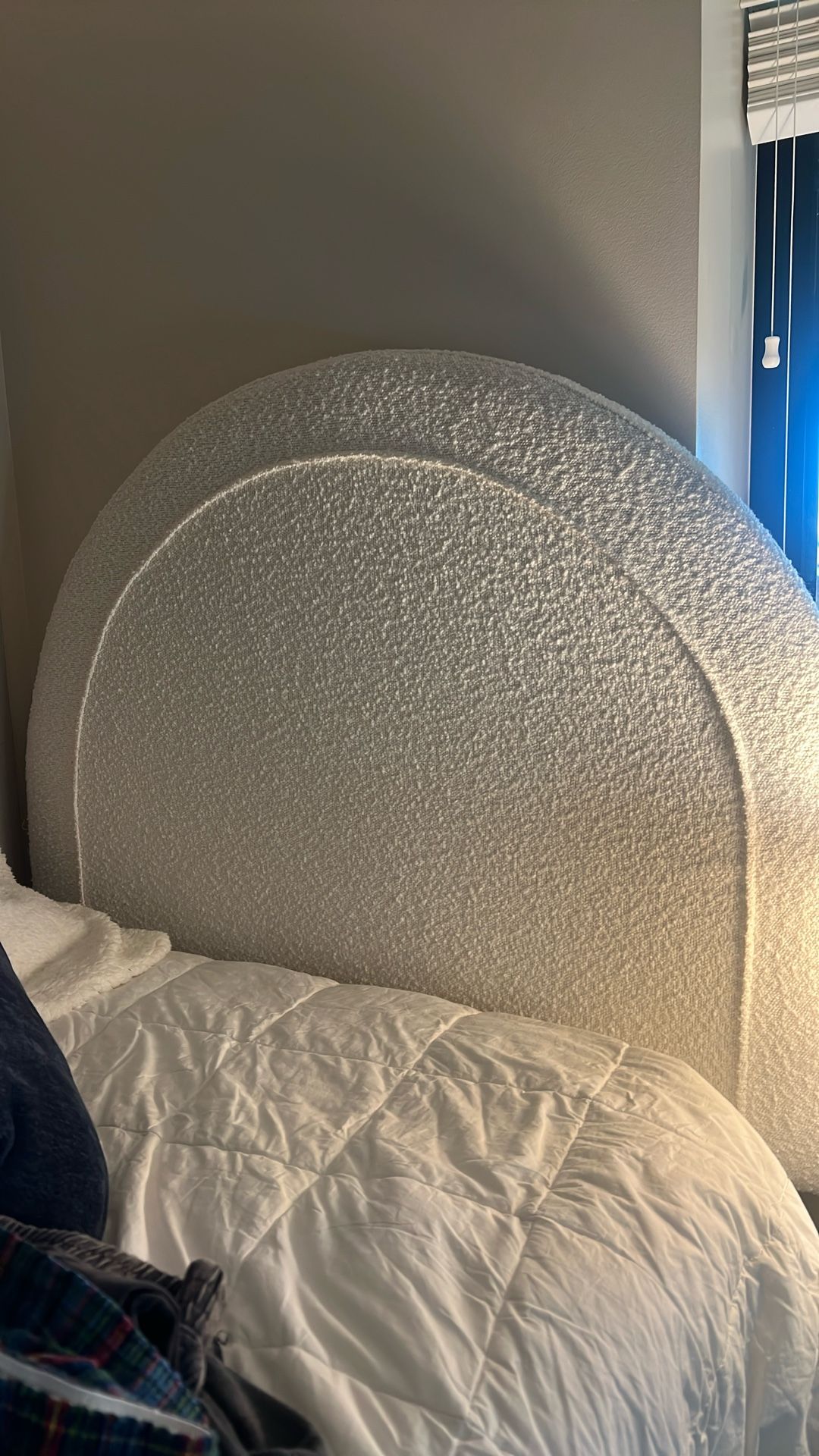 Dormify Riley Charging Round Headboard – White Boucle (Twin/Twin XL)