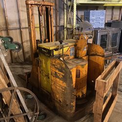 Yale Forklift With Hobart Battery Charger 