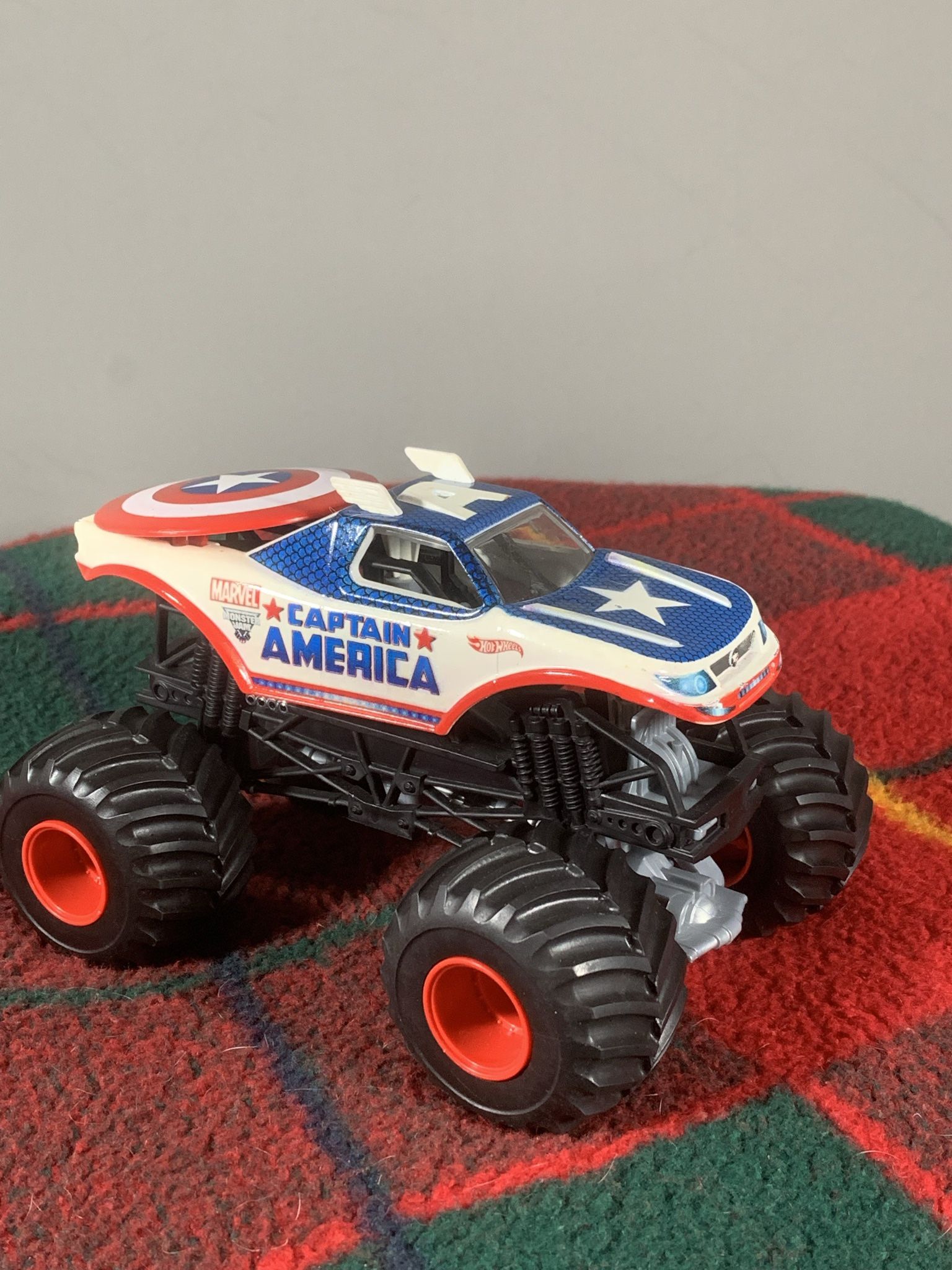 HOT WHEELS MONSTER JAM MARVEL CAPTAIN AMERICA 4 X 4 DIE CAST TRUCK 1/24 SCALE