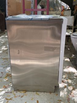 Sub-Zero UC-15IPO 15” Outdoor Panel-Ready Ice Maker w/ Drain Pump — High Capacity $3,500 Condition: Open Box