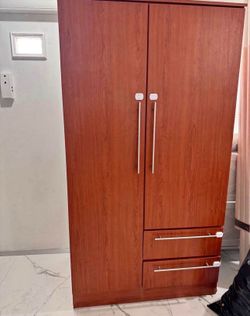 Closet With 2 Drawers