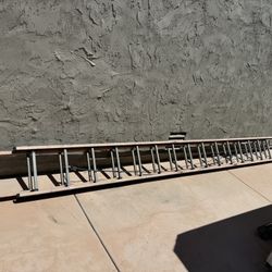 32 Feet Fiberglass Extension Ladder