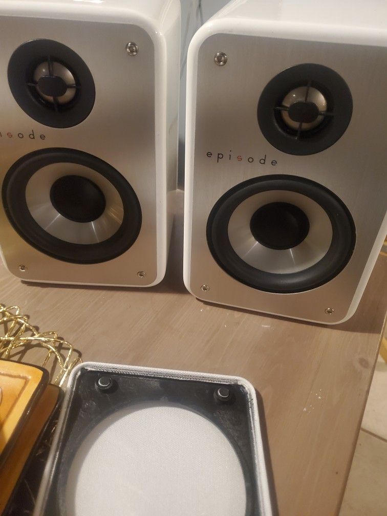 Episode 500 Series SAT Speakers with 4" Woofer ES-500-SAT-4 White Tested & Works