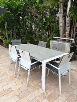 Mesa con 6 Sillas, se regala el sofa con la compra de la Mesa