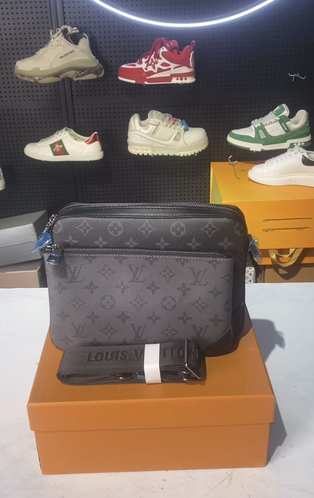 louis vuitton trio messenger