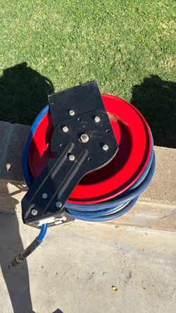 Retractable air hose reel