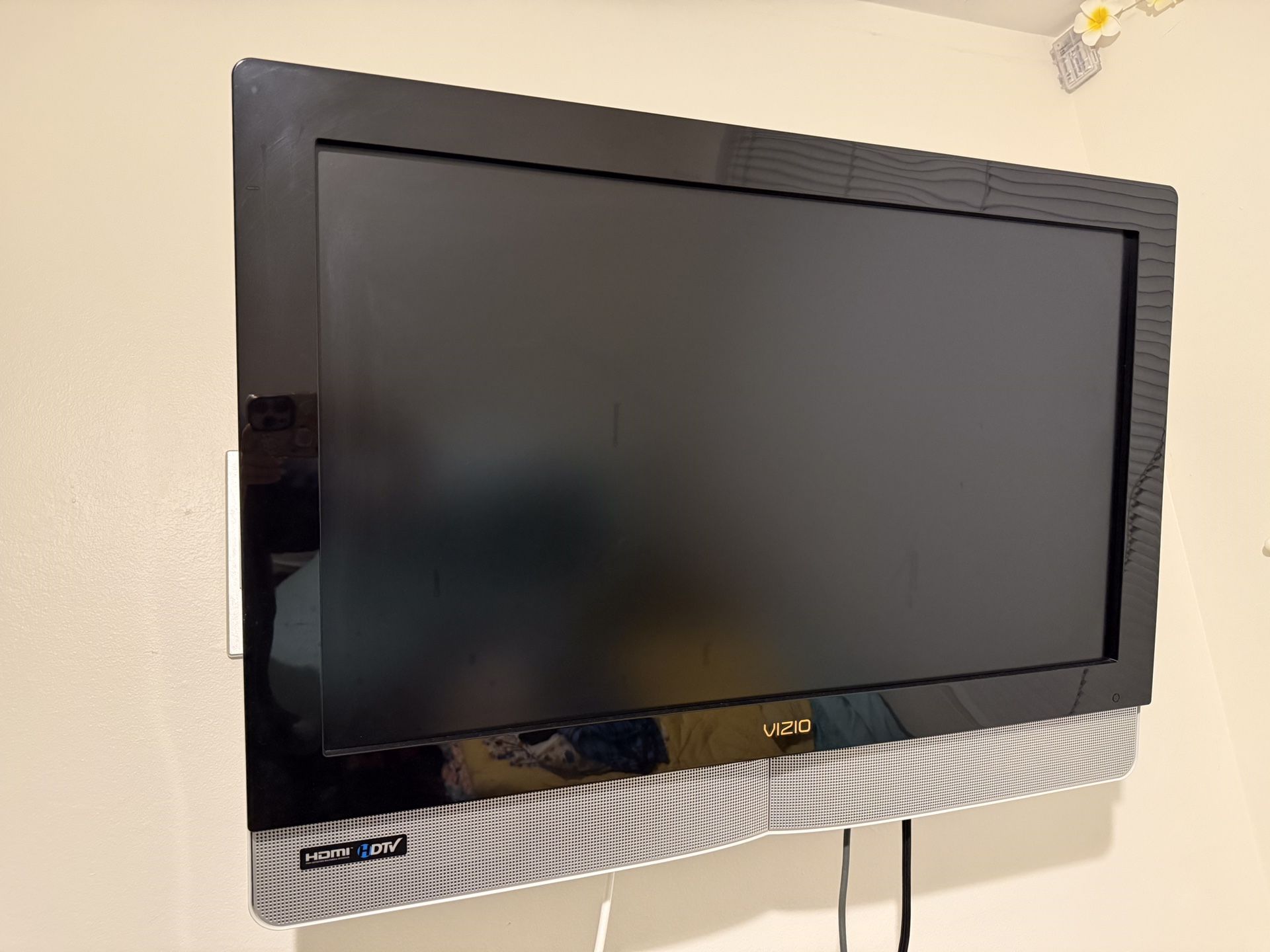 Vizio TV’s (2 Available) || Size 30 In & TV Mounts