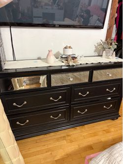 Black dresser/ vanity with attachable mirror (not in the pic)