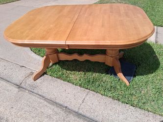 Quality WOODEN Dining Room Table w/2 Built-in Leaves