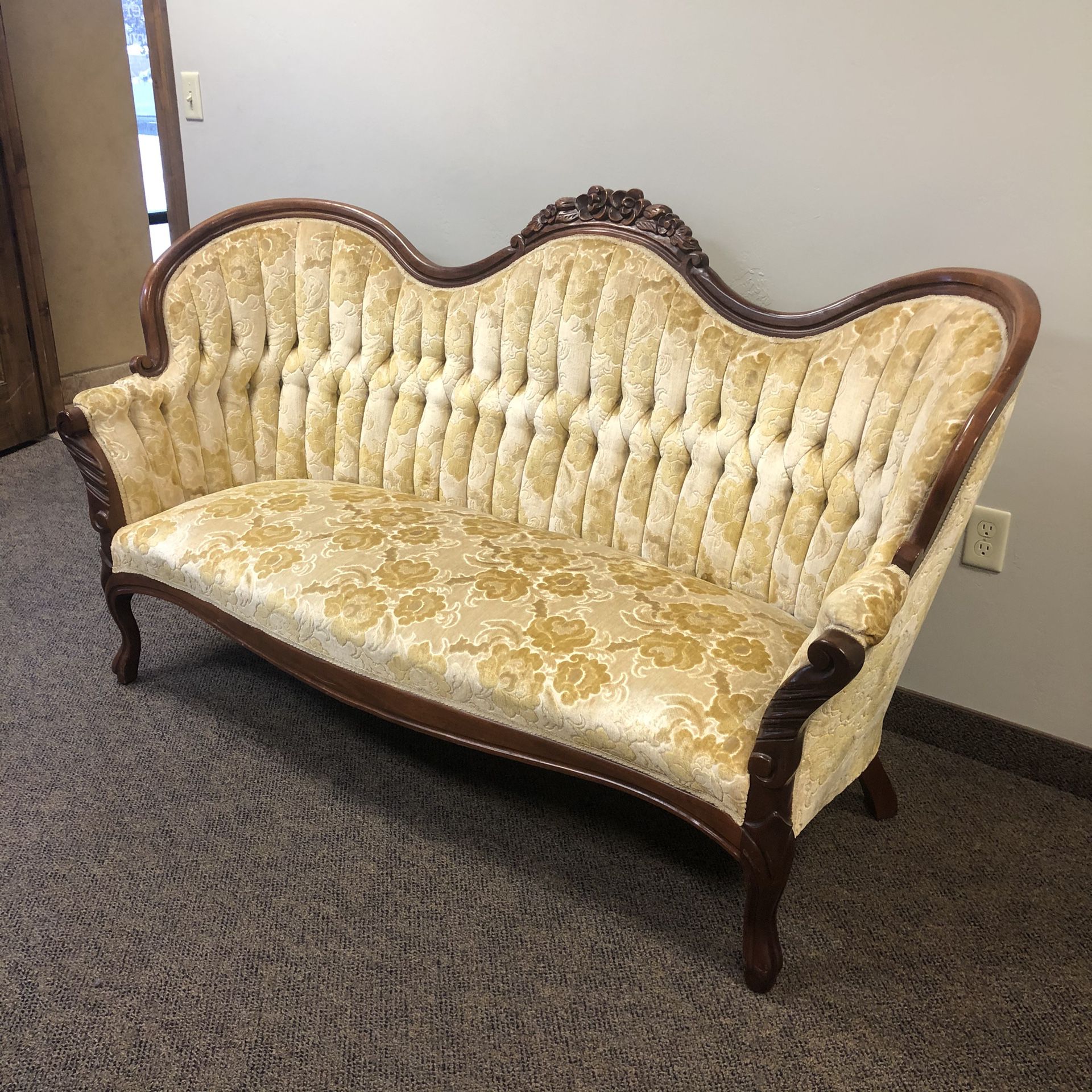 Beautiful Vintage Victorian style sofa/couch