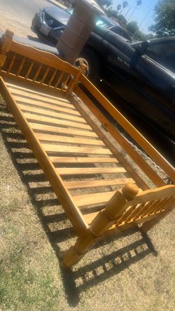 Frame bed wood/ vase de cama de madera en muy buenas condiciones . No delivery