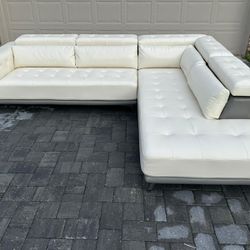 WHITE SECTIONAL COUCH WITH ADJUSTABLE HEADREST - GREAT CONDITION - DELIVERY AVAILABLE 🚚