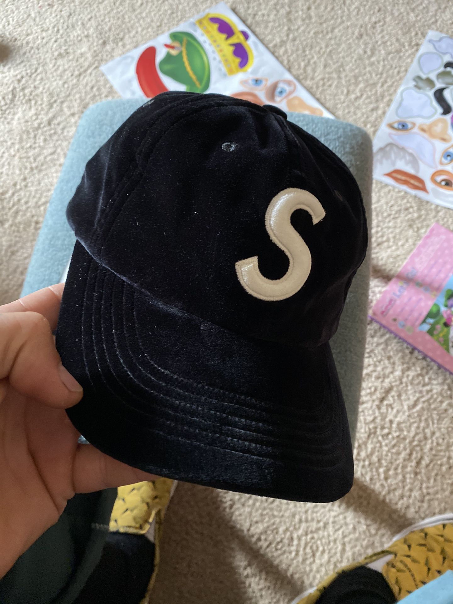 Supreme Velvet S logo