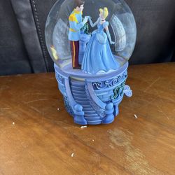 Disney Store exclusive Cinderella And Prince Charming Snowglobe In Original box Like New  