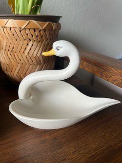 Swan heart-shaped trinket