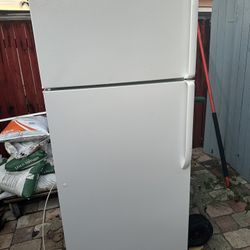 WHITE GE FRIDGE       H-66 1/2, W-28, D-29