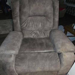 Ashley Recliner (( manual )) DELIVERY AVAILABLE 
