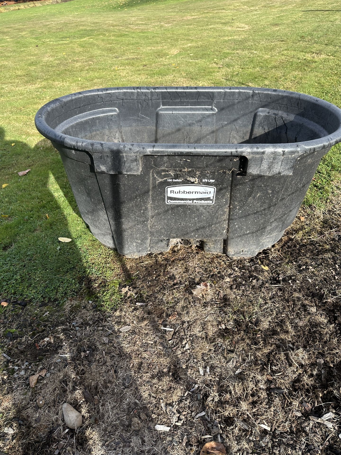 100 Gallon Rubbermaid Tank