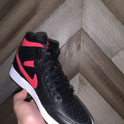 Jordan 1 Mid’s Women