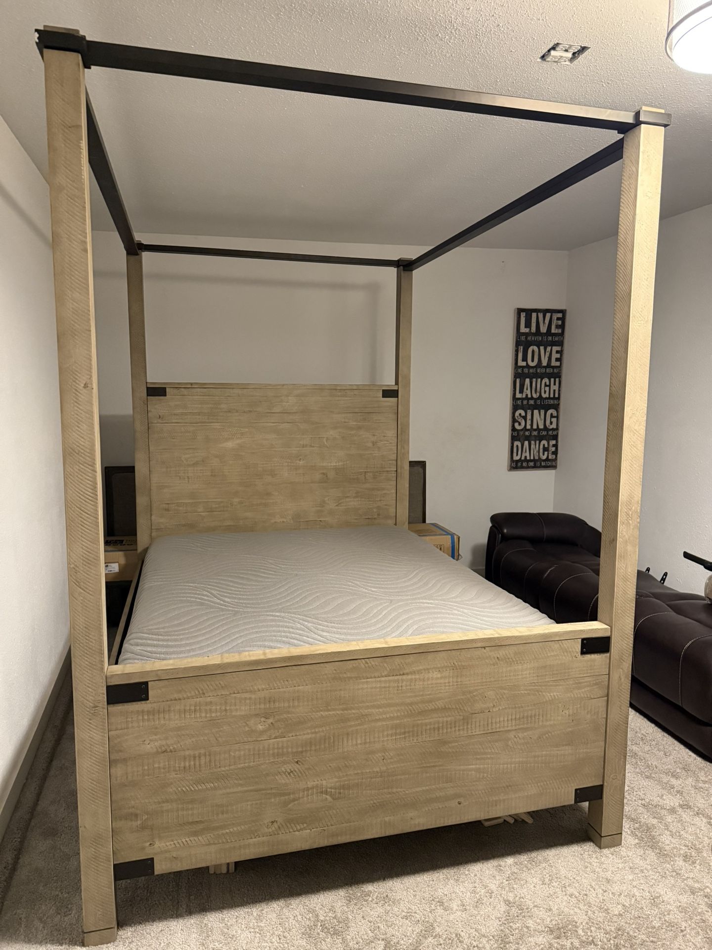 Queen Canopy Bed Frame With Mattress / (ask For Delivery For A Extra Fee