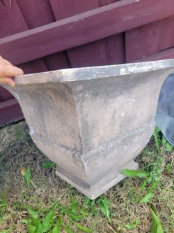 1 medium size garden pot. composite