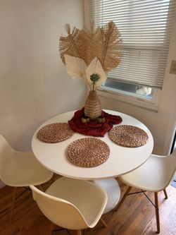Round white tulip dining table - mid-century modern - seats 4