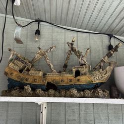 Aquatic ship wreck decoration