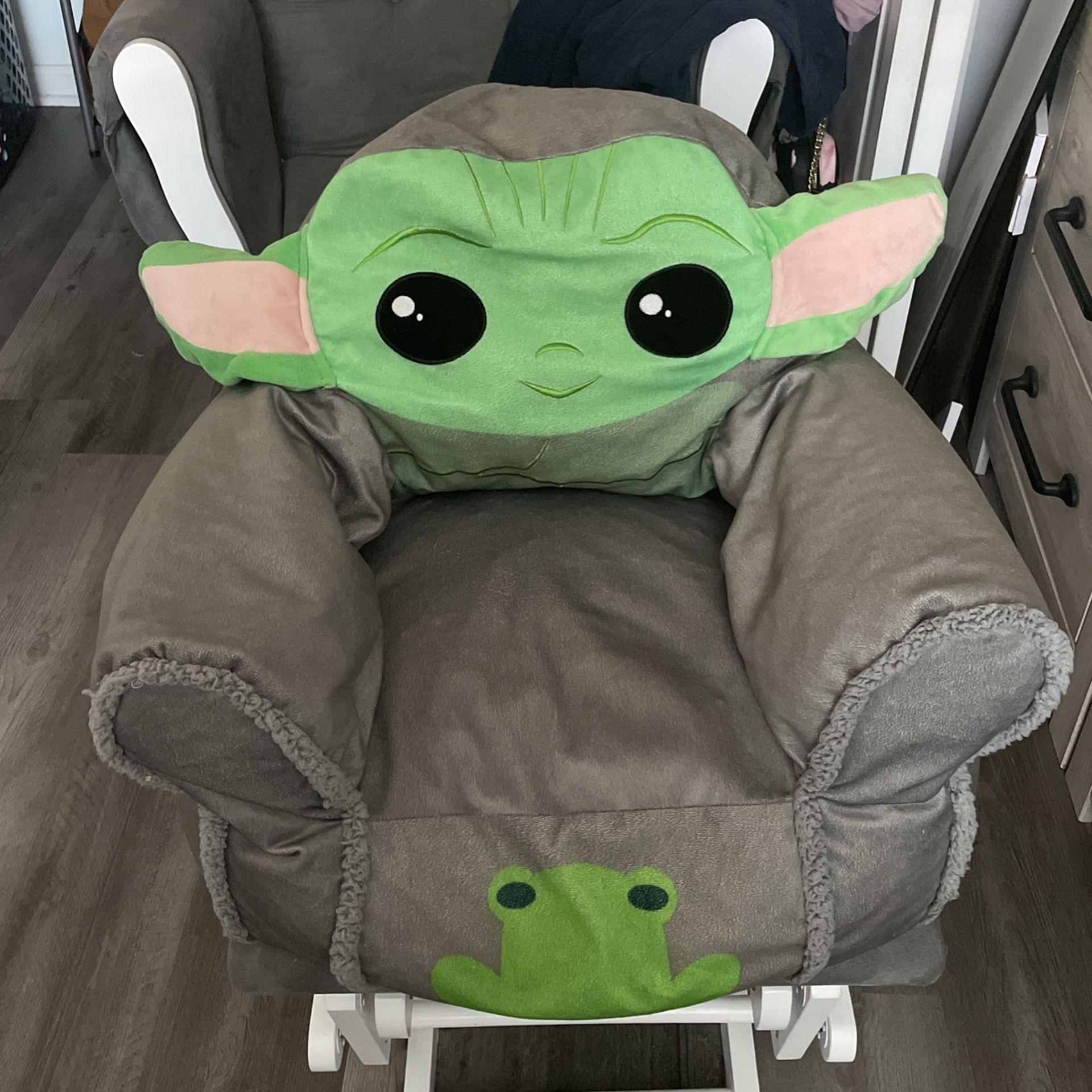 Baby Yoda Chair 