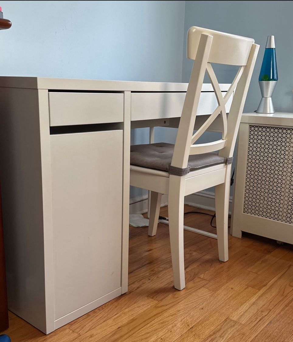 College Dorm White Computer Desk And Chair