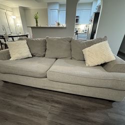 Gray 3-Seat Sofa by Rooms To Go – good  Condition