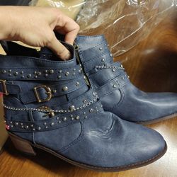 Stylish leather brand new boots, heeled, never worn