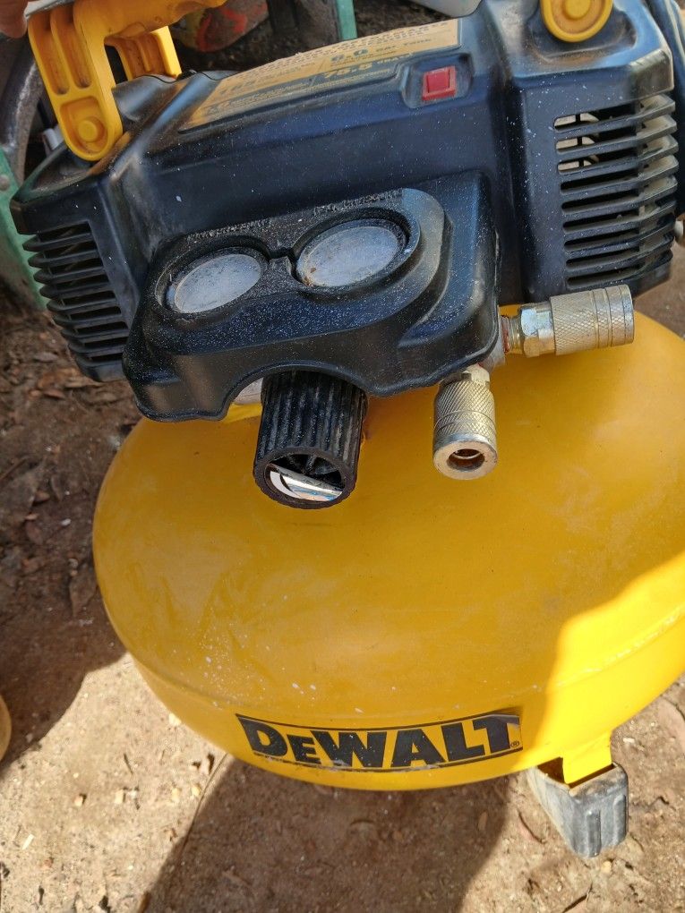 Dealt 6 GAL PANCAKE AIR COMPRESSOR 165psi/2.6 Cfm