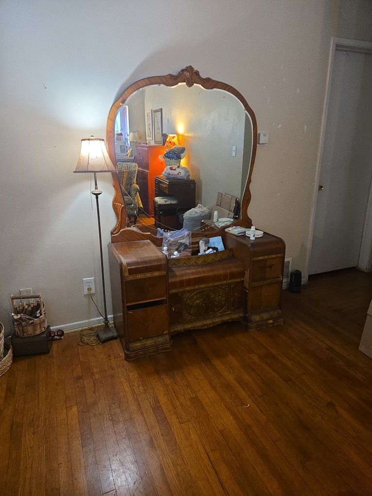 Dresser With Mirror
