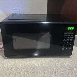 Microwave 700W – Clean & Fully Working