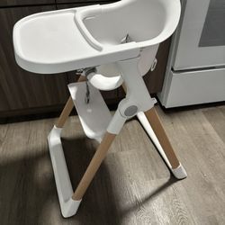 Munchkin White Float Easy Clean Foldable High Chair