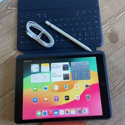 Apple iPad 7th Generation 32GB With Logitech Keyboard case , Pencil & charger 