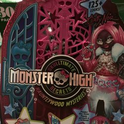 Monster High Skulltimate Secrets Hauntlywood Mysteries Cathy Noir 