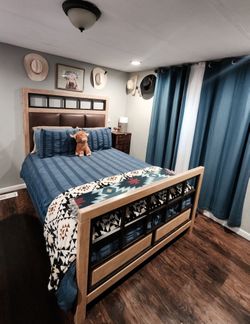 Free queen size bed  no mattess