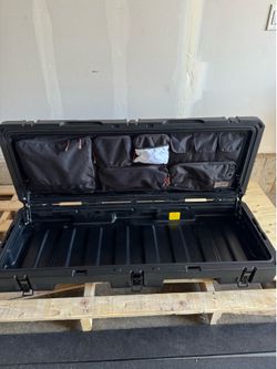 Roam Adventure Case 83L with inside storage pouches